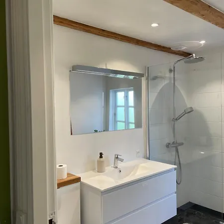 Adventurous Backhouse Centrally Located In 아파트