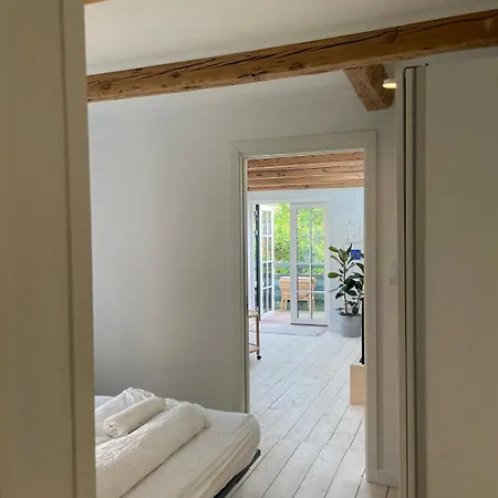 Adventurous Backhouse Centrally Located In Lägenhet Odense