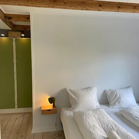 Lägenhet Adventurous Backhouse Centrally Located In